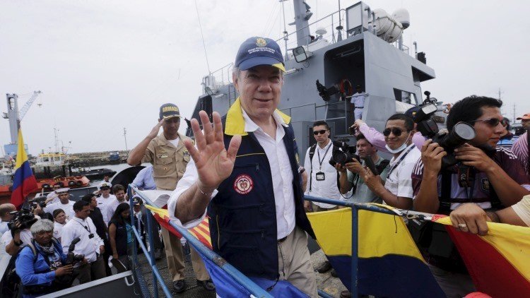 Santos compara a Uribe con un dirigente paramilitar y 'moviliza' a Colombia