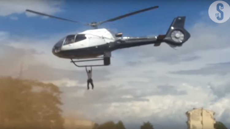Un hombre intenta ver un cadáver, queda colgado del helicóptero y se cae de gran altura