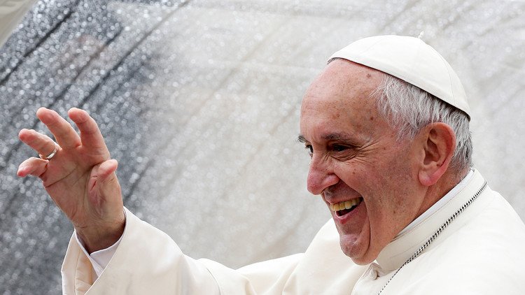 El papa critica a los que "exageran el interés hacia los animales y son indiferentes con el prójimo"