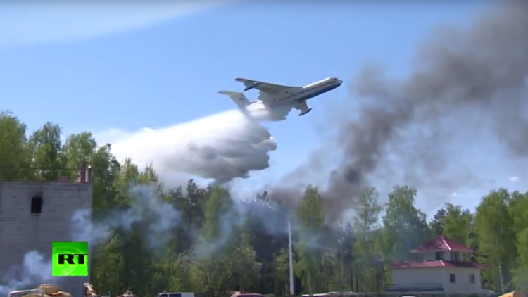 A vista de dron: las fuerzas de emergencia rusas maniobran por tierra, 'mar' y aire (VIDEO)