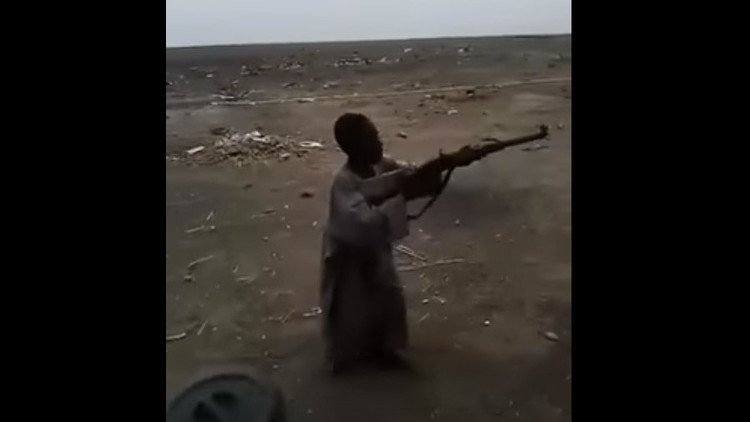 Video: Un miembro de Boko Haram de 7 años muestra sus habilidades en el uso de las armas