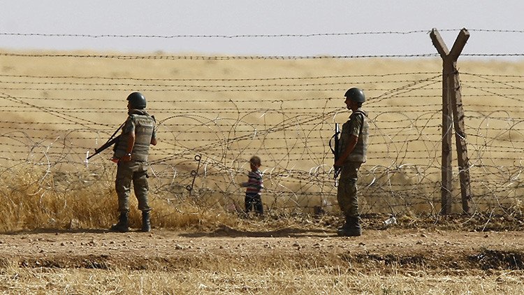"Me ofreció 50 centavos": Crueles relatos de niños violados en un campo de refugiados en Turquía