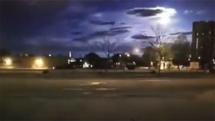 VIDEO: La cámara de un policía capta una espectacular 'bola de fuego' en el cielo en EE.UU.