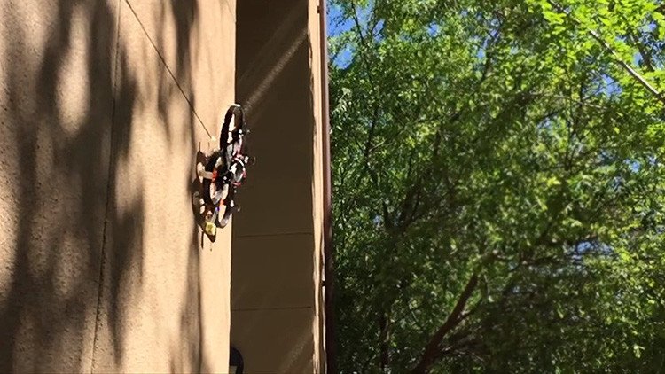 Mire el techo: Este 'dron araña' lo puede estar espiando sin que se dé cuenta (Video)