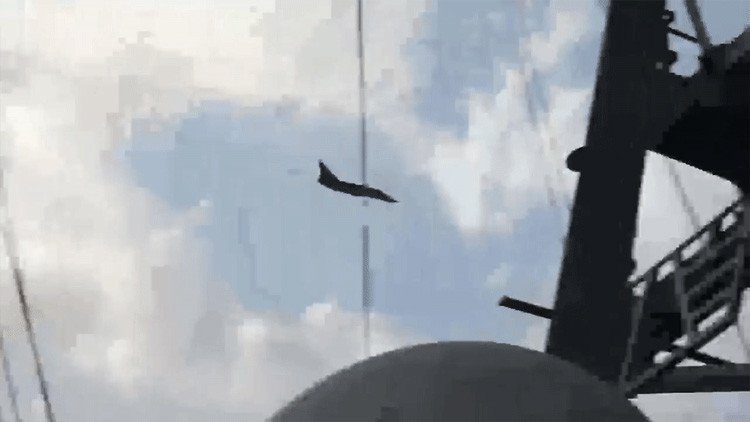 Desde varios ángulos: Así 'asustaron' los cazas rusos al destructor de EE.UU. (video)