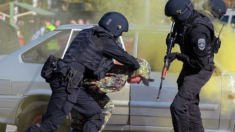 Un hombre armado que tomó rehenes en un banco de Moscú fue abatido por las autoridades