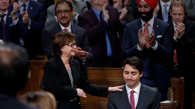 Video: El primer ministro canadiense le da un 'codazo' a una parlamentaria de la oposición