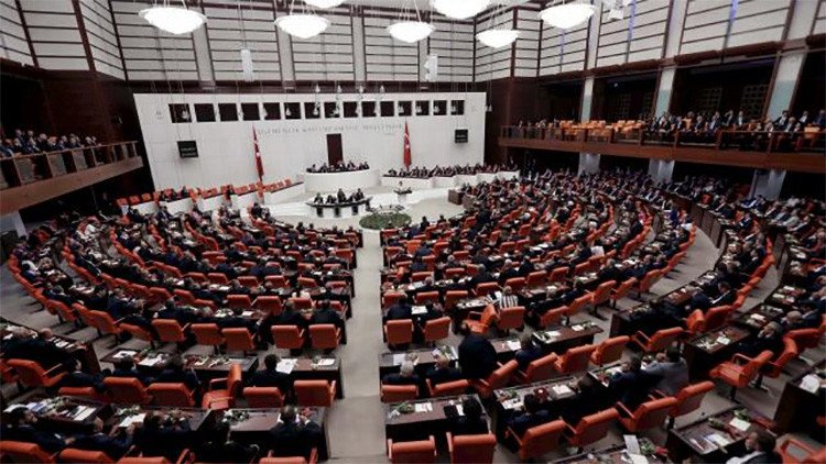 El Parlamento de Turquía aprueba una ley de inmunidad 'antikurda'