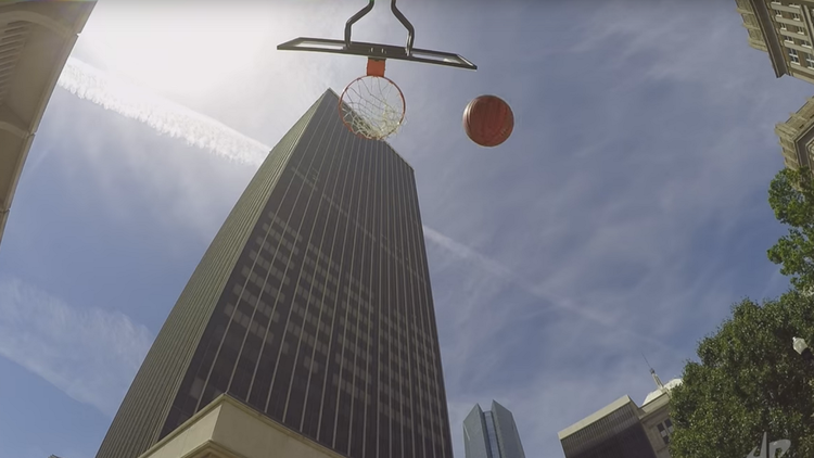 ¿Se puede encestar desde un rascacielos de 162 metros de altura?