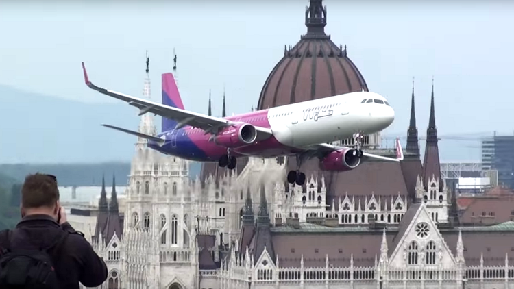 Un avión de pasajeros pasa 'rozando' el centro de Budapest