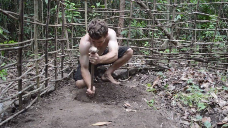 Un joven cultiva batatas en plena jungla con técnicas primitivas