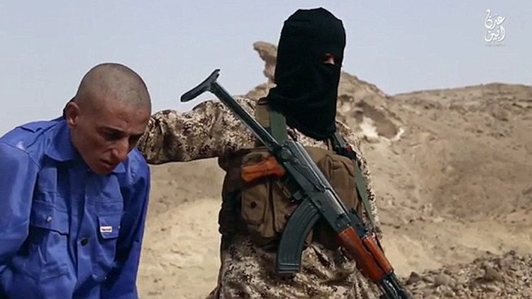 'Aplasta a tus enemigos': El Estado Islámico utiliza rocas para ejecutar a sus prisioneros