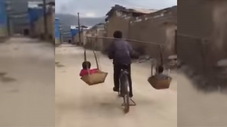 El experto equilibrista que transporta milagrosamente a sus dos hijos en bici