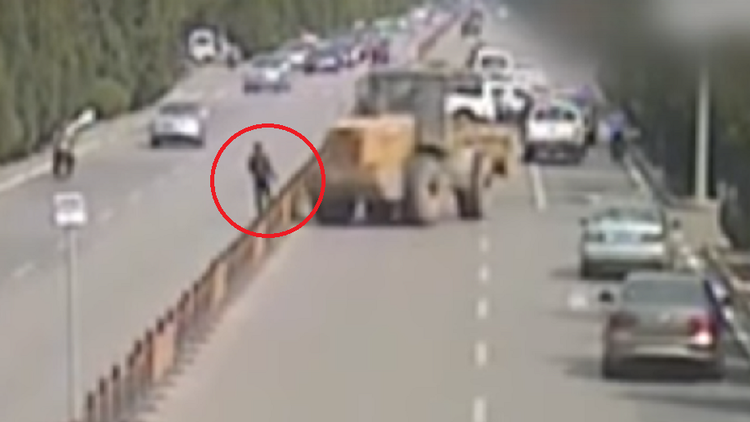 Un conductor enloquecido aplasta a varias personas con un tractor en China