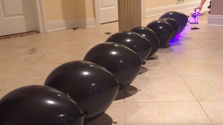 ¿Qué sucede si disparas un láser casero contra 53 globos?