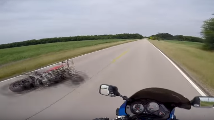 "¿Dónde estás?": Motociclista entra en pánico al no poder encontrar a su amigo accidentado