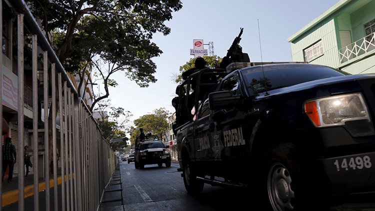 Un agente de policía mexicano graba a un compañero abusando de una menor detenida
