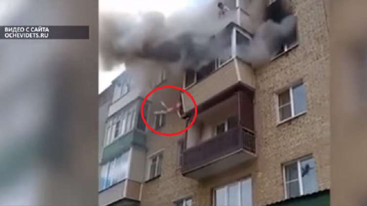 Varios transeúntes salvan a una familia que tuvo que saltar del quinto piso por un incendio