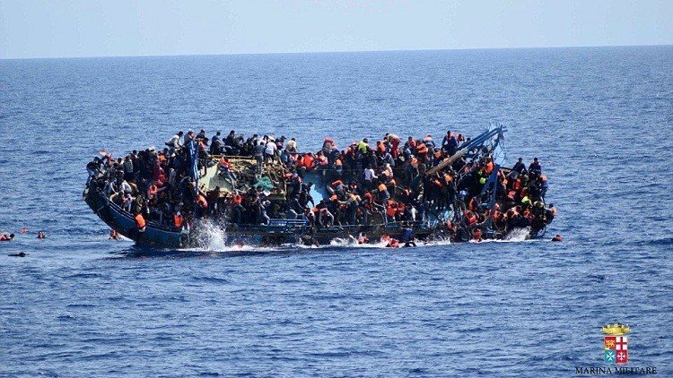 Imágenes dramáticas del rescate de 500 refugiados en aguas del Mediterráneo