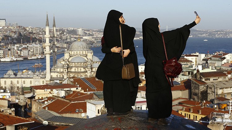 "Joven e ignorante": musulmana de la 'selfie' en Bélgica se disculpa por sus comentarios antisemitas