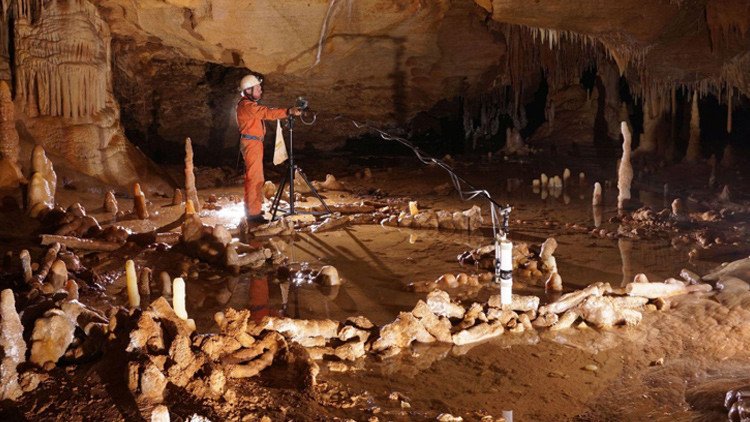 Hallan en una cueva francesa un 'Stonehenge 'de neandertales (Video)