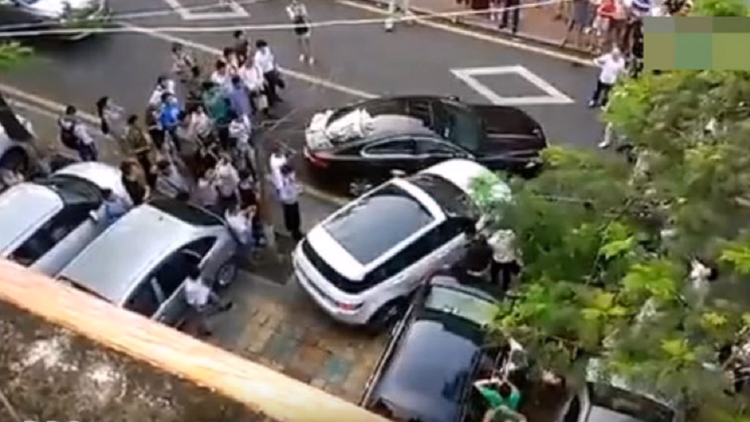 China: La dueña de un Land Rover destroza un Jaguar mal aparcado que obstruía su salida