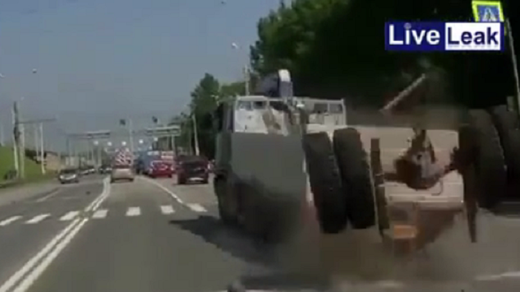 'Destino final': Dramático momento en que un conductor esquiva las ruedas de un camión 