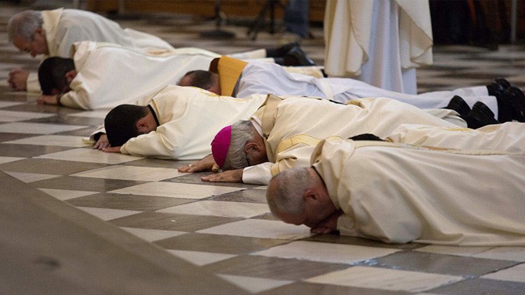 Un obispo español exige a sacerdotes y catequistas el 'certificado antipederastia'