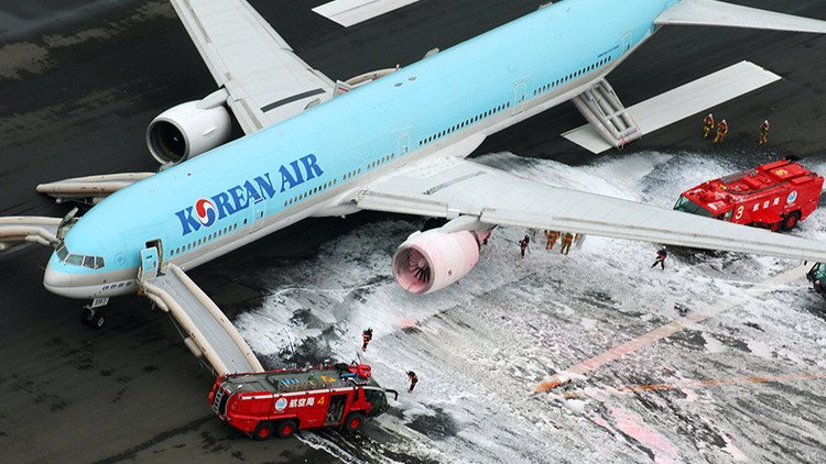 Espectacular evacuación de un Boeing 777 de Korean Air por un incendio (Video y Fotos)