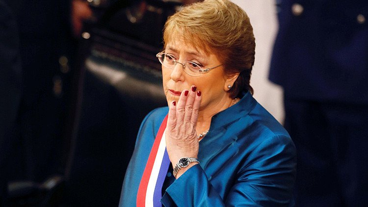 ¿Próxima víctima? Bachelet tacha de "calumnia" las acusaciones de corrupción