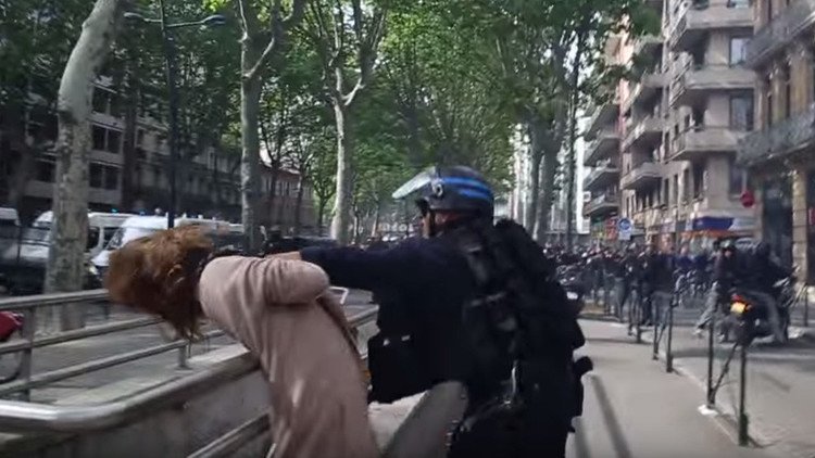 Video: Un policía francés agrede brutalmente a una mujer durante las protestas en Toulouse 