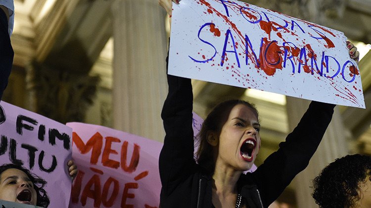 'Selfie' de uno de los 30 violadores con la adolescente indigna aún más a Brasil