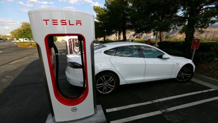 Tesla puede verse obligada a cambiar el sistema eléctrico en su novedoso vehículo