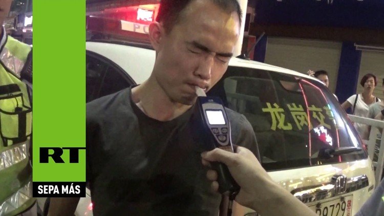 Test de alcoholemia: Curioso intento de un conductor chino para engañar a la Policía