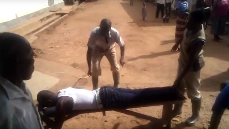 Azotan en público a un nigeriano por adulterio (Imágenes explicitas)