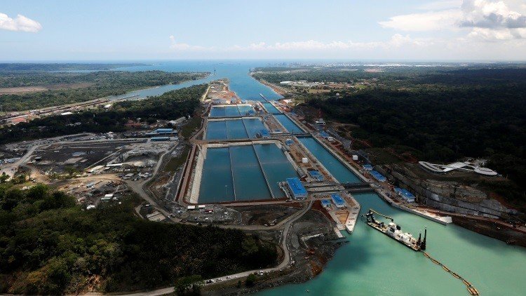 Espectáculo acuático: filman el paso de un carguero por el renovado Canal de Panamá