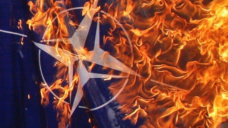 Protesta en Grecia: queman banderas de la OTAN y la UE frente a la base aérea en Creta (VIDEO)