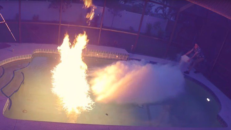 Esto es lo que pasa si arrojamos nitrógeno líquido en una piscina en llamas