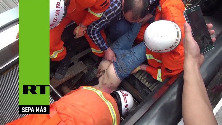 China: Un hombre sobrevive a un accidente en una escalera mecánica