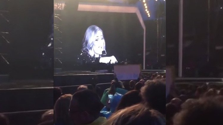 “Estoy aquí, en tu vida”: La cantante Adele regaña a una fan por grabarla en un concierto