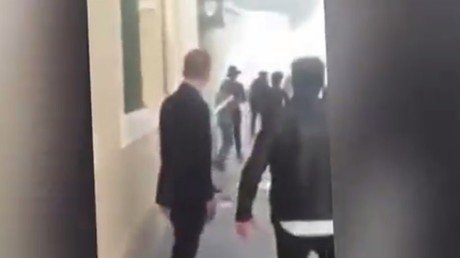 50 contra 1: El propietario de un restaurante enfrenta armado con un cuchillo a una muchedumbre