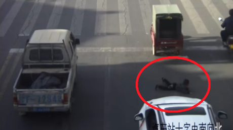 Un niño esquiva a la muerte bajo las ruedas de un auto