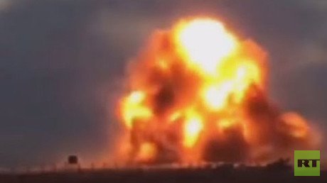 Video: Terroristas suicidas del Estado Islámico hacen explotar su vehículo durante combates