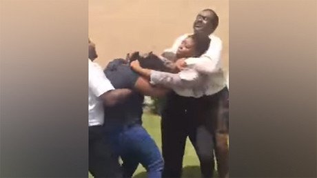 Video: Empleado de un colegio de EE.UU. realiza una llave de estrangulamiento a una alumna