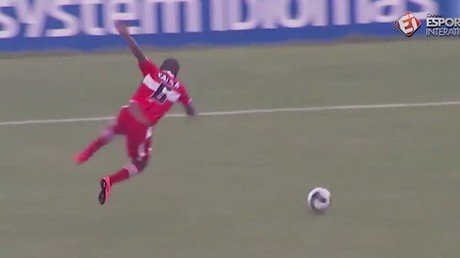 Pierde el balón en pleno partido por un 'fantasma'