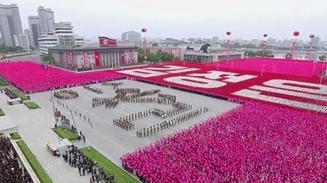 Video: Kim Jong-un asiste a un desfile civil en Pionyang