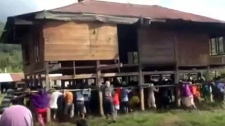 El poder del trabajo en equipo: un pueblo entero logra desplazar una casa con su propia fuerza