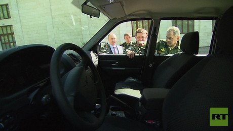 Video: Militar arranca la manija de un vehículo durante una inspección de Putin