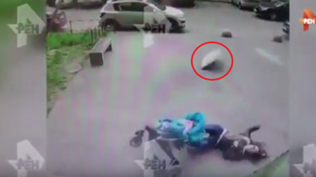 Rusia: Terrorífico momento en que un pedazo de balcón cae sobre mujer que pasea con su bebé