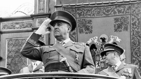 Un ayuntamiento de España proyecta imágenes de Franco y un comandante nazi en un espectáculo